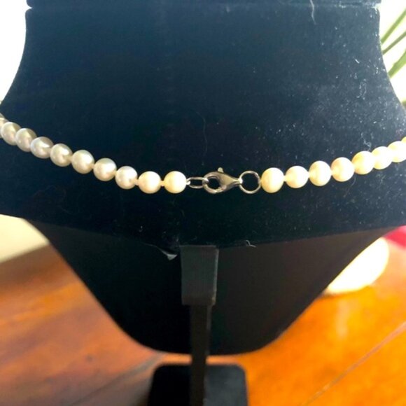 Elegant Vintage Pearl Necklace with Heart Accents - Picture 2 of 4